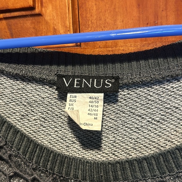 Gray long sleeve tee with lace detail - Picture 3 of 5